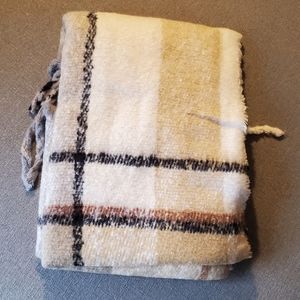 NEW! Cejon Cozy & Stylish Spacious Ivory Plaid Scarf Blanket Wrap